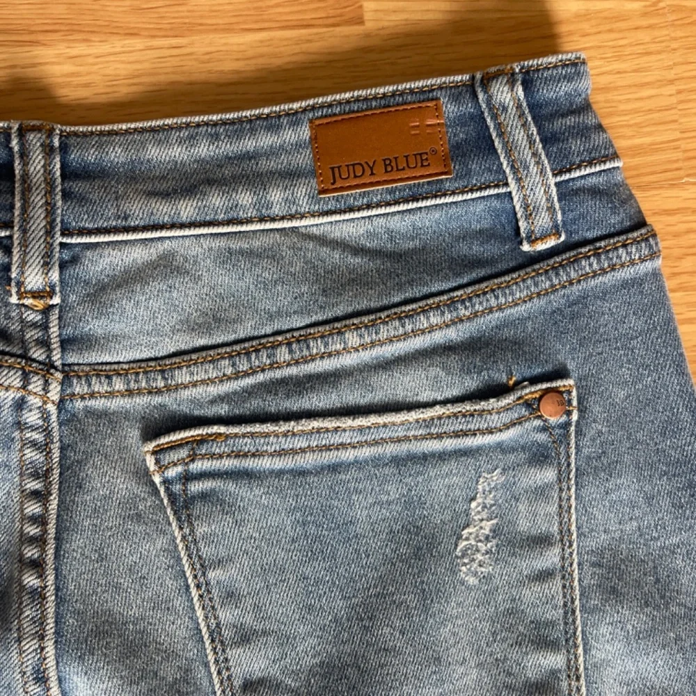Judy Blue Stretch Boyfriend Fit Distressed Skinny Jeans - Picture 8 of 9